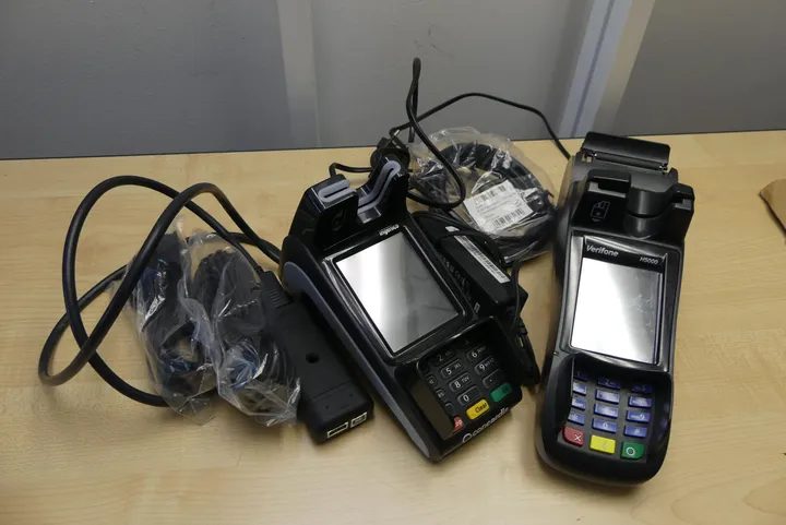 Ingenico (Concardis) und Verifone H5000 Kartenterminals mit Kabeln Modelle: Ingenico Concardis, Verifone H5000
